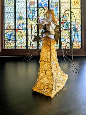 VTG Gold Angel Figurine - Art Décor / Tree Topper - Elegant Golden Accent Piece